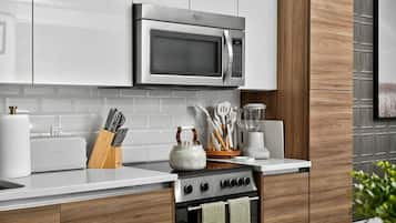 Refrigerador, microondas, horno y parrilla de estufa