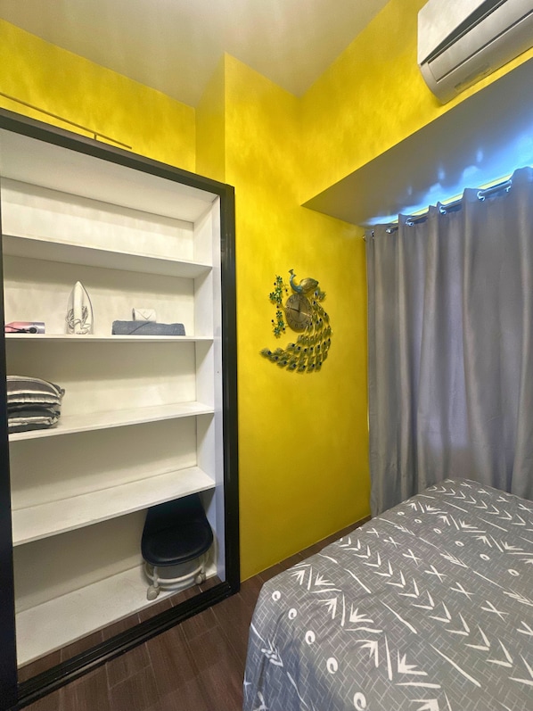 1 habitación, tabla de planchar con plancha, wifi y ropa de cama 