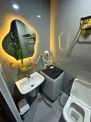 Een douche, een haardroger, een bidet, handdoeken