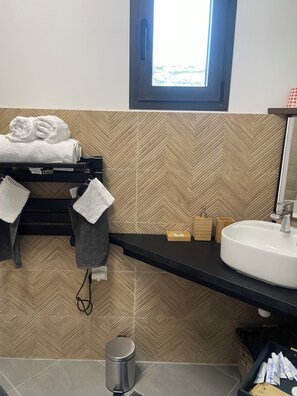 Een douche, een haardroger, handdoeken, zeep