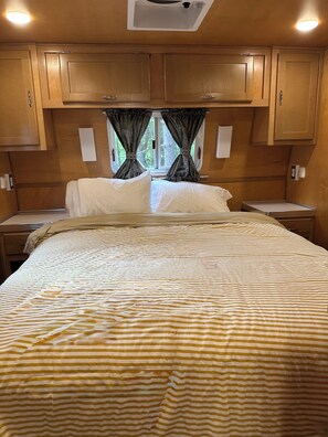 1 bedroom, bed sheets