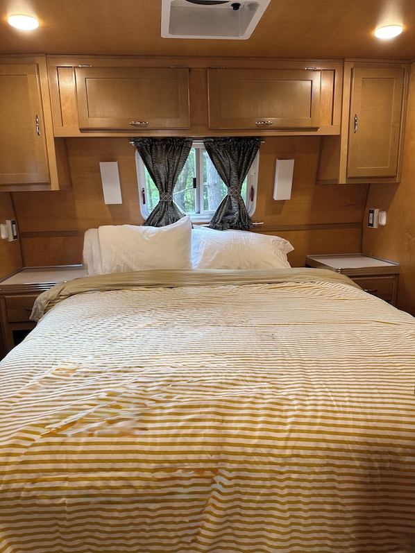 1 bedroom, bed sheets