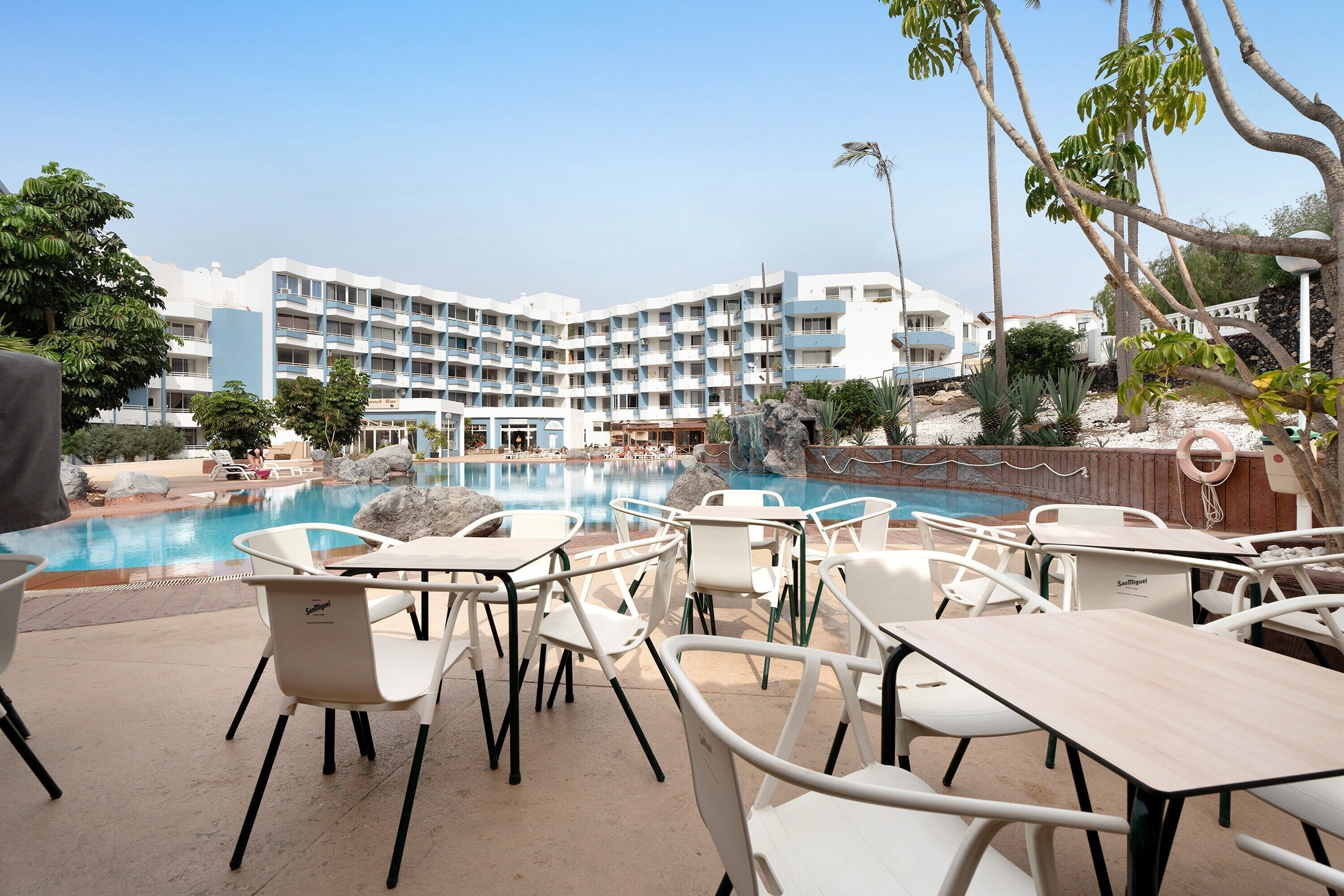 Un hôtel doté d’une piscine, d’un espace extérieur aménagé et d’un bâtiment à plusieurs étages.