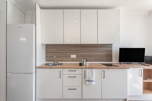 Frigorifero, microonde, piano cottura, macchina per tè/caffè