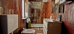 Classic Apartment, 2 Bedrooms, Harbour View | Bathroom