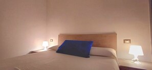 Down duvets, desk, laptop workspace, blackout curtains - Al Porto Antico (Genoa)