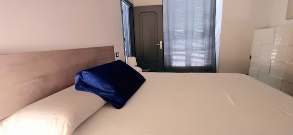 Appartamento Classic, 2 camere da letto, vista porto | Copriletto in piuma, una scrivania, postazione laptop, tende oscuranti