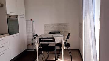 Apartament clàssic, 2 dormitoris, vistes al port | Cuina privada | Frigorífic gran, forn i placa de cuina