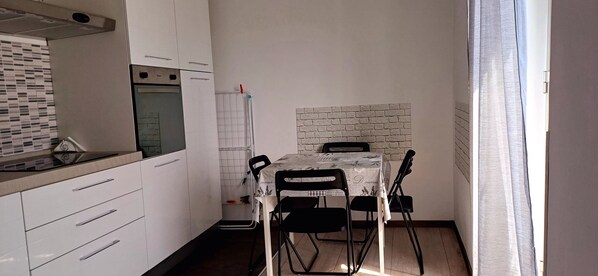 Apartament clàssic, 2 dormitoris, vistes al port | Cuina privada | Frigorífic gran, forn i placa de cuina 