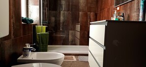 Appartamento Classic, 2 camere da letto, vista porto | Bagno | Doccia, set di cortesia gratuito, asciugacapelli, bidet