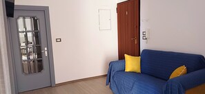 Classic Apartment, 2 Bedrooms, Harbour View | Living area