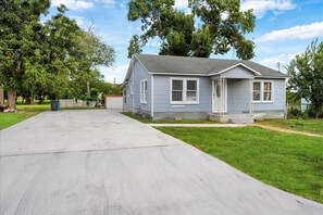 Exterior - Charming 3-bedroom house with AC, WiFi in New Braunfels (New Braunfels)