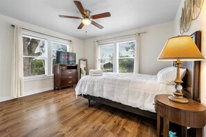 3 bedrooms, iron/ironing board, WiFi, bed sheets - Charming 3-bedroom house with AC, WiFi in New Braunfels (New Braunfels)
