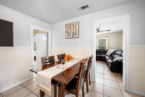 Dining - Charming 3-bedroom house with AC, WiFi in New Braunfels (New Braunfels)