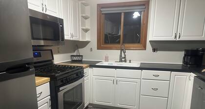 Peaceful cabin hideaway with fire pit & hot tub only 3 blocks from Walloon Lake