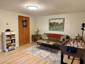 Smart-TV, Kamin, Tischfußball, Bücher