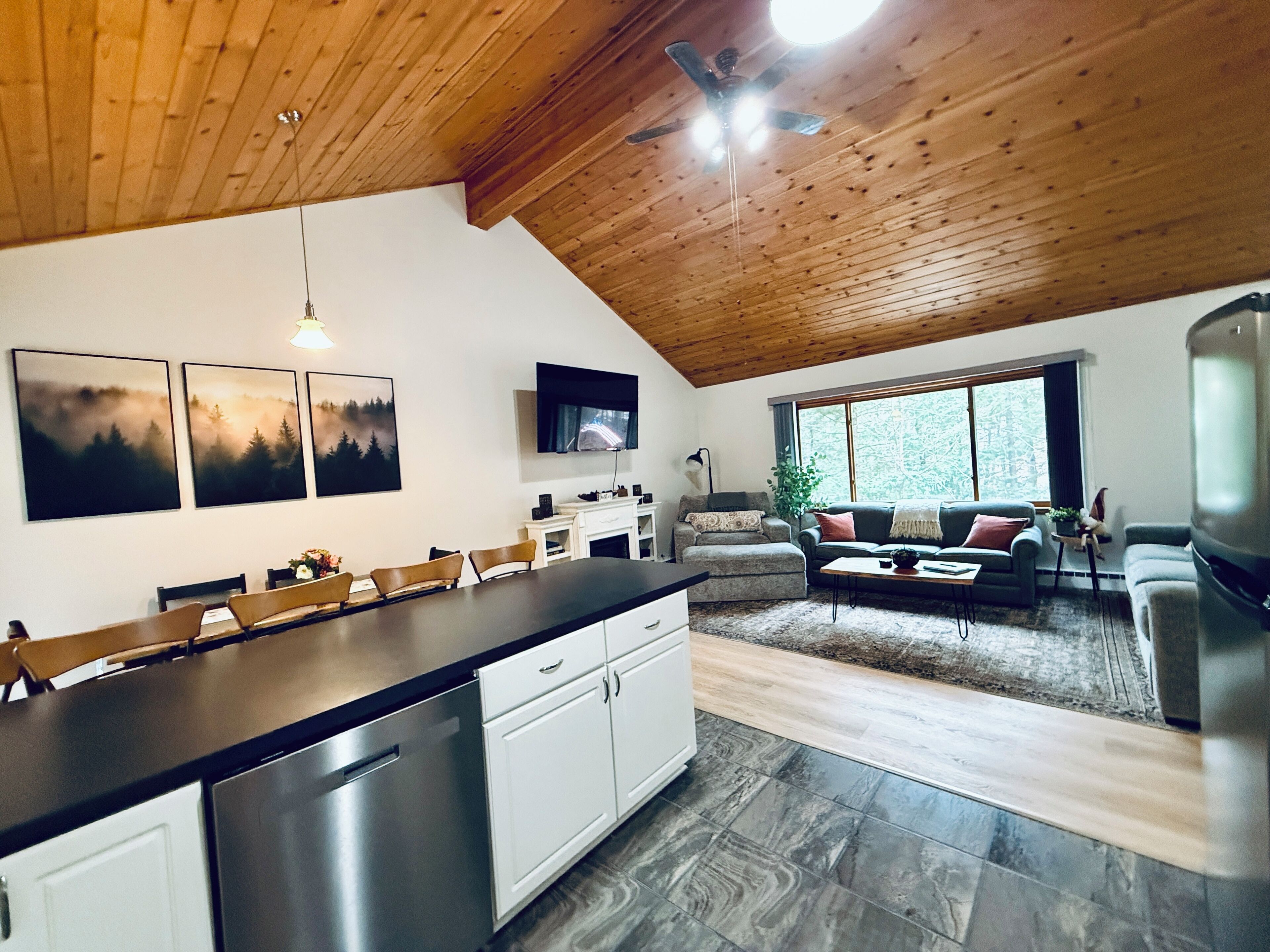 Smart TV, chimenea, futbolito y libros 