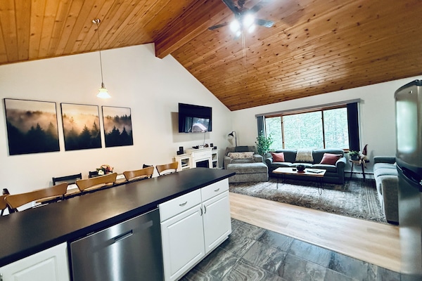 Smart-TV, Kamin, TischfuĂball, BĂŒcher