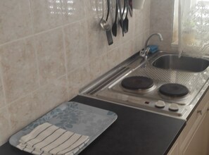 Kjøleskap, kaffetrakter/tekoker og brødrister