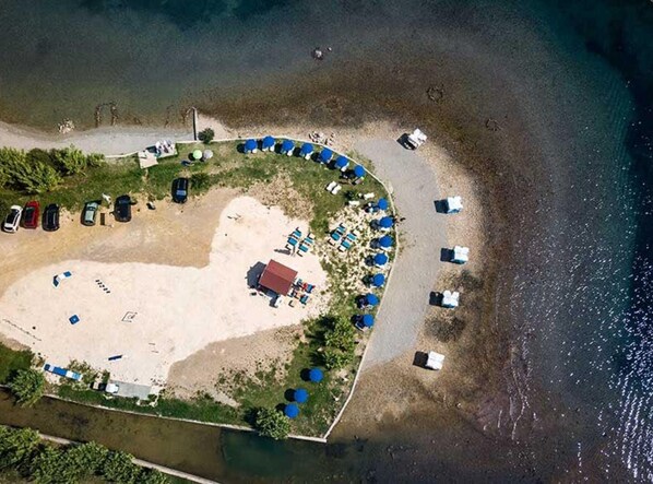 På stranden