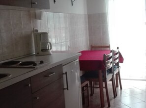 Fridge, coffee/tea maker, toaster