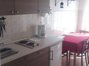 Fridge, coffee/tea maker, toaster