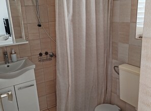 Ducha, secador de pelo, toallas