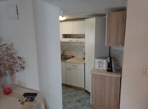 Kylskåp, mikrovågsugn, ugn och spishäll