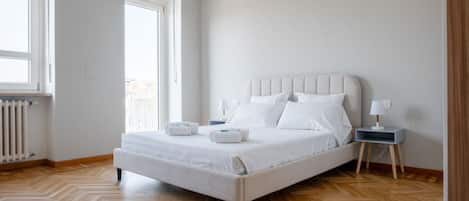 2 bedrooms, desk