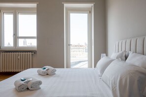 2 bedrooms, desk