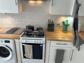 Microwave, oven, stovetop - Stunning ‘Blue Peak Lodge': Your Ultimate Coastal Escape (Clacton-on-Sea)