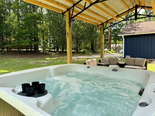 4 Bedroom Retreat w/ Hot Tub on Private Acre of Wooded Land