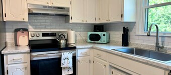 4 Bedroom Retreat w/ Hot Tub on Private Acre of Wooded Land