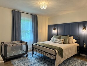 4 bedrooms, iron/ironing board, WiFi, bed sheets