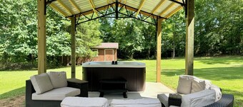 4 Bedroom Retreat w/ Hot Tub on Private Acre of Wooded Land