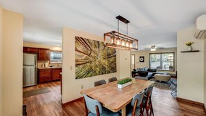 Interior - Lakefront-Fish&Kayak-FirePit-hottub-walk to bars (Lake Harmony)