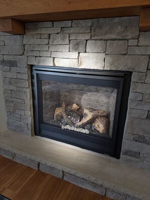 Interior - Lakefront-Fish&Kayak-FirePit-hottub-walk to bars (Lake Harmony)