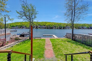 Property grounds - Lakefront-Fish&Kayak-FirePit-hottub-walk to bars (Lake Harmony)