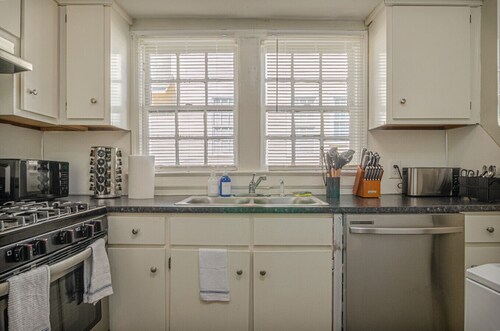 Lux Condo in Midtown