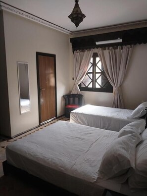 Comfort driepersoonskamer | Een kluis op de kamer, gratis wifi