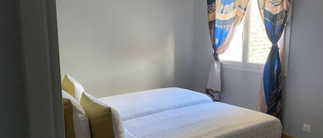 4 chambres, fer et planche à repasser, lit de bébé portatif