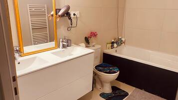 Hårtørrer, håndklæder, Sæbe, Toiletpapir