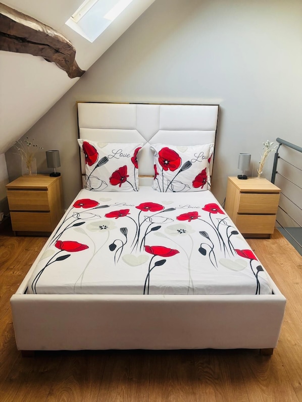 5 bedrooms, desk, iron/ironing board, travel crib
