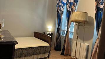 4 slaapkamers, een strijkplank/strijkijzer, reisbedje, gratis wifi