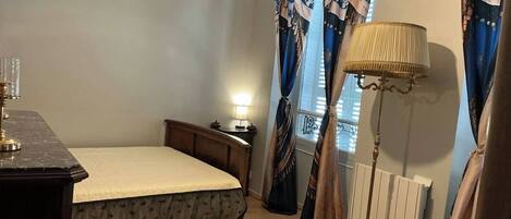 4 chambres, fer et planche à repasser, lit de bébé portatif