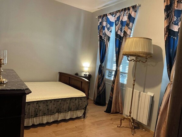 5 bedrooms, iron/ironing board, travel crib, free WiFi