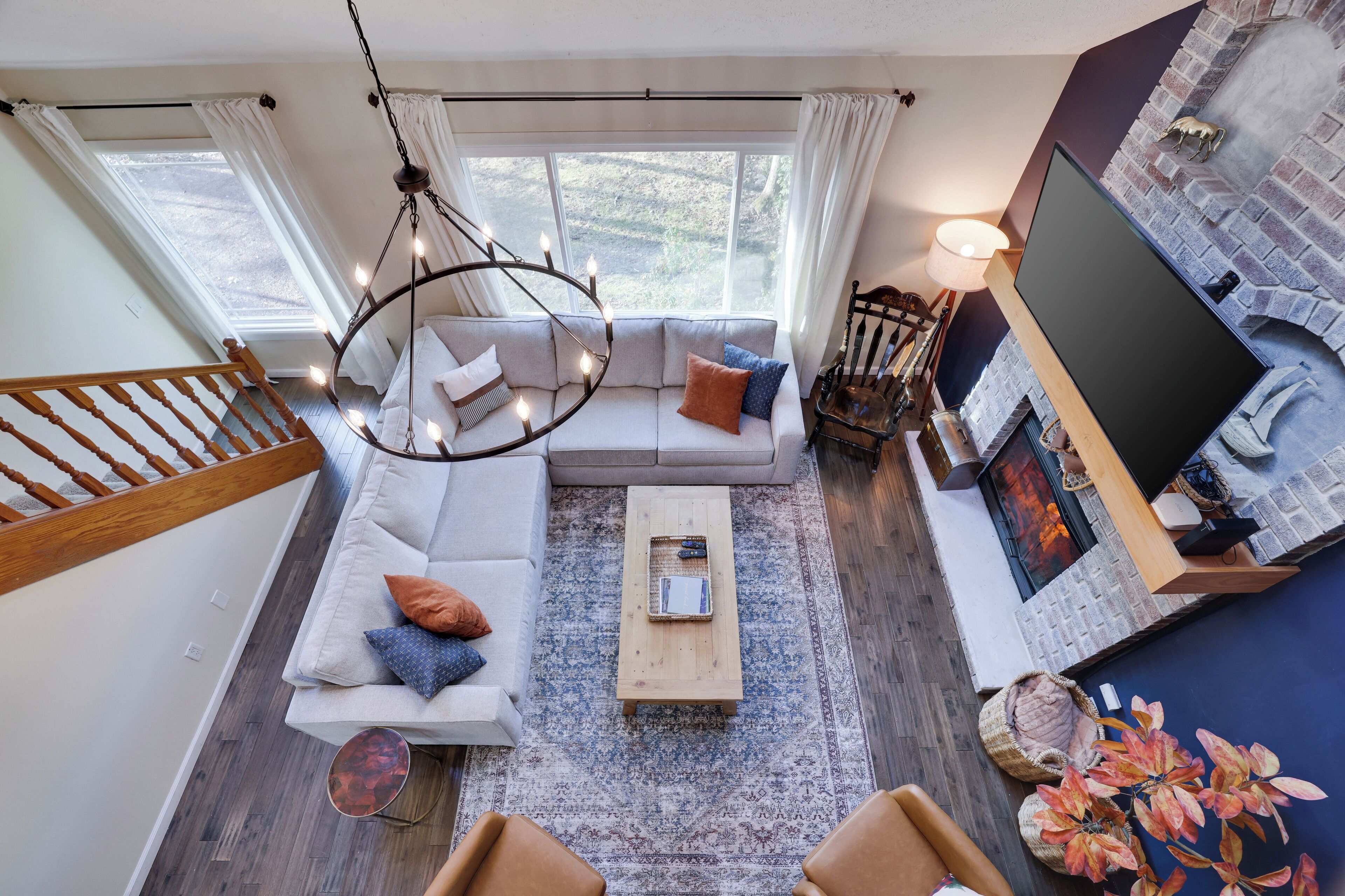 Smart-tv, een open haard, videospelletjes en boeken