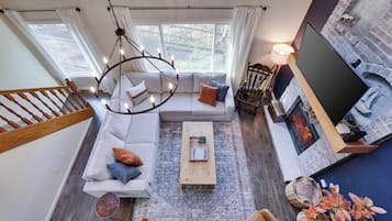 Smart TV, chimenea, videojuegos y libros
