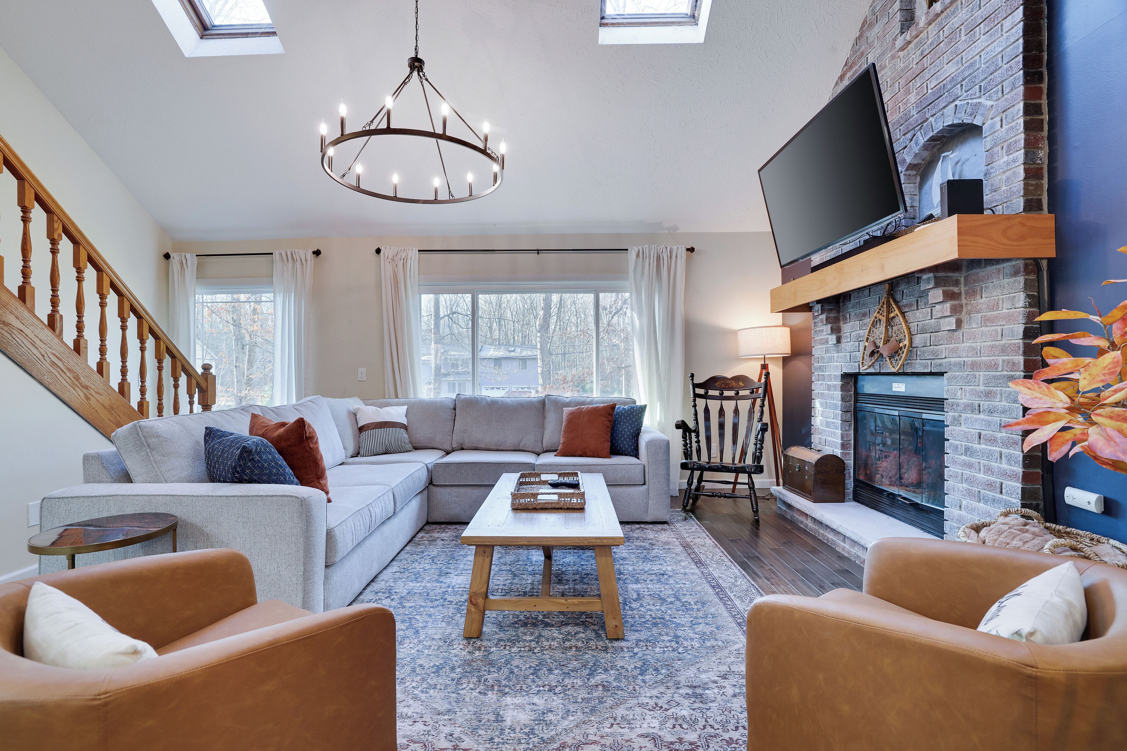 Smart-TV, Kamin, Videospiele, Bücher