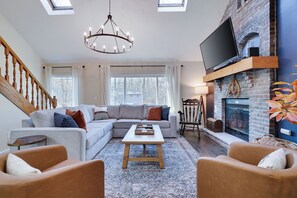 Smart TV, fireplace, video games, books - Poconos Family Retreat: Hot Tub/Fire Pit/Lake/Ski (East Stroudsburg)